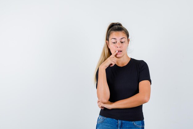 Chica joven expresiva posando en el estudio