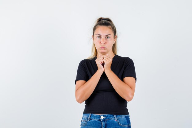 Chica joven expresiva posando en el estudio