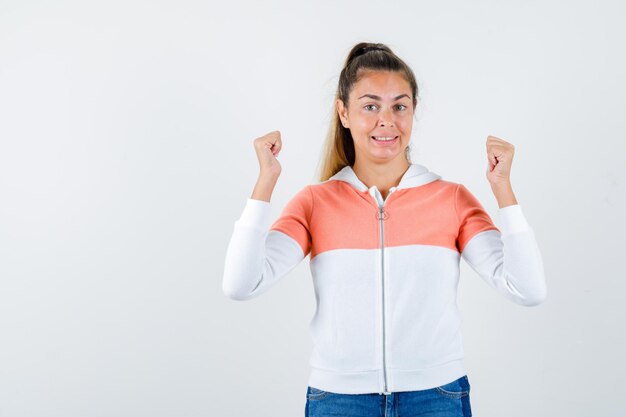 Chica joven expresiva posando en el estudio