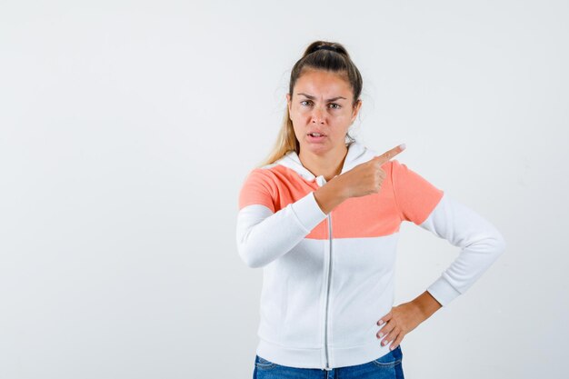 Chica joven expresiva posando en el estudio