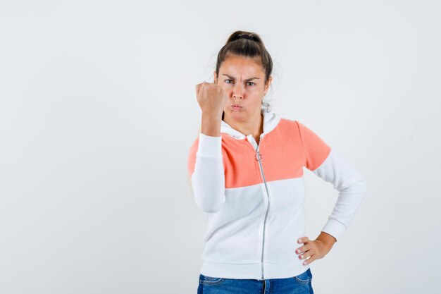 Chica joven expresiva posando en el estudio