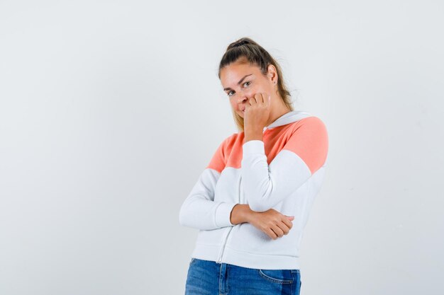 Chica joven expresiva posando en el estudio