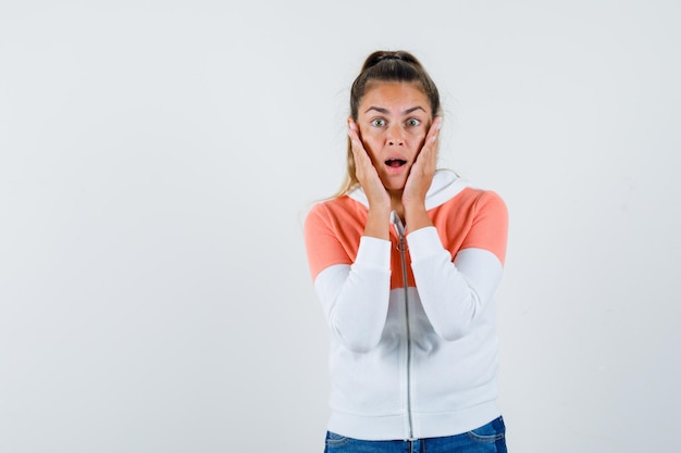 Chica joven expresiva posando en el estudio