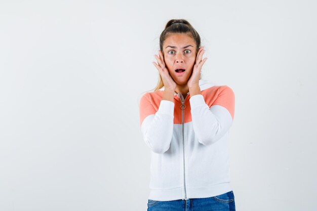 Chica joven expresiva posando en el estudio