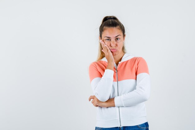 Chica joven expresiva posando en el estudio