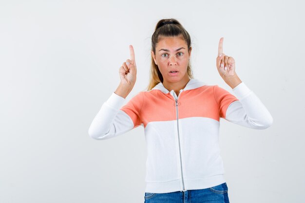 Chica joven expresiva posando en el estudio