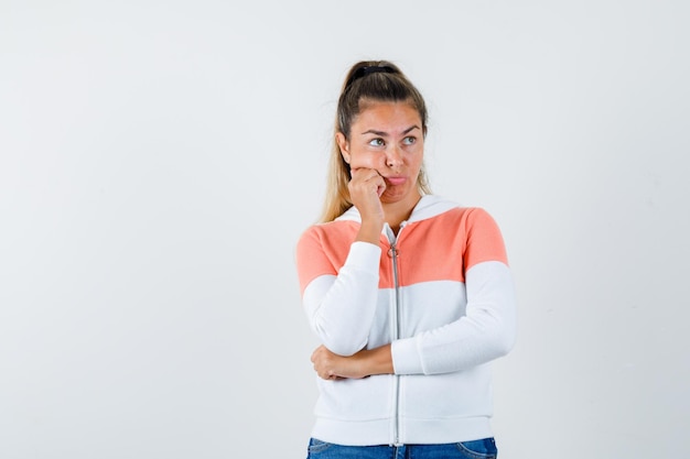 Chica joven expresiva posando en el estudio