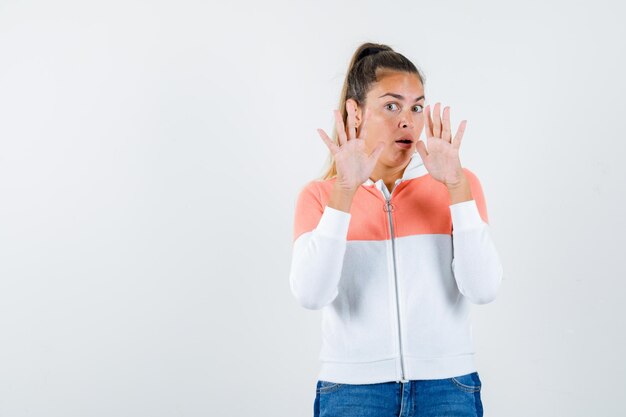 Chica joven expresiva posando en el estudio