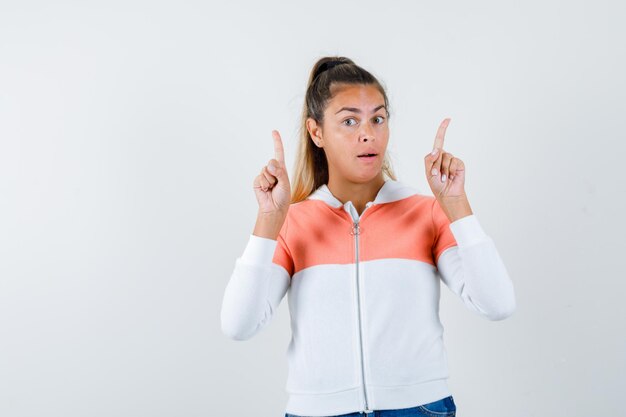 Chica joven expresiva posando en el estudio