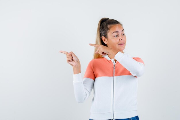 Chica joven expresiva posando en el estudio