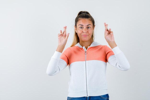 Chica joven expresiva posando en el estudio