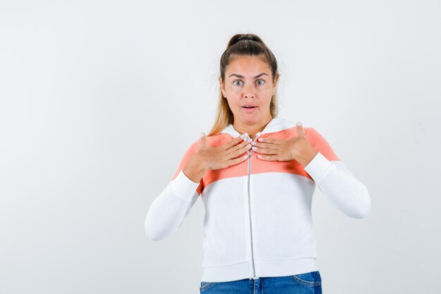 Chica joven expresiva posando en el estudio