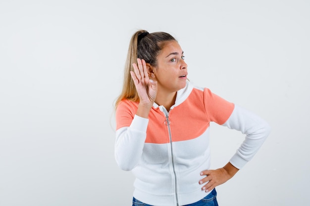 Chica joven expresiva posando en el estudio