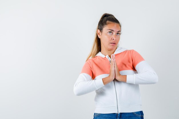 Chica joven expresiva posando en el estudio