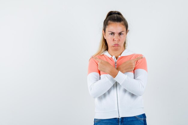 Chica joven expresiva posando en el estudio