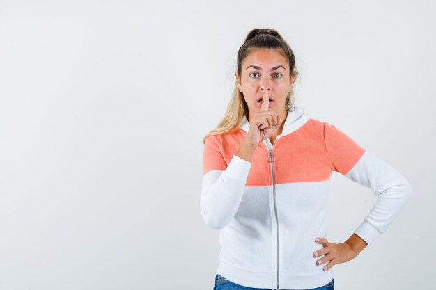 Chica joven expresiva posando en el estudio