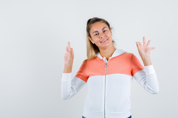 Chica joven expresiva posando en el estudio