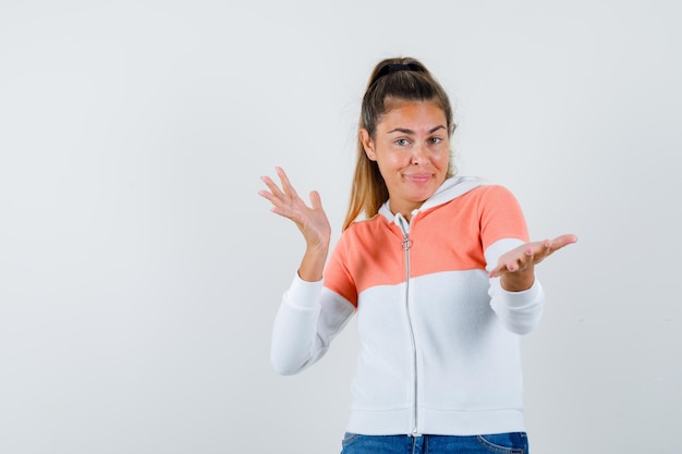 Chica joven expresiva posando en el estudio