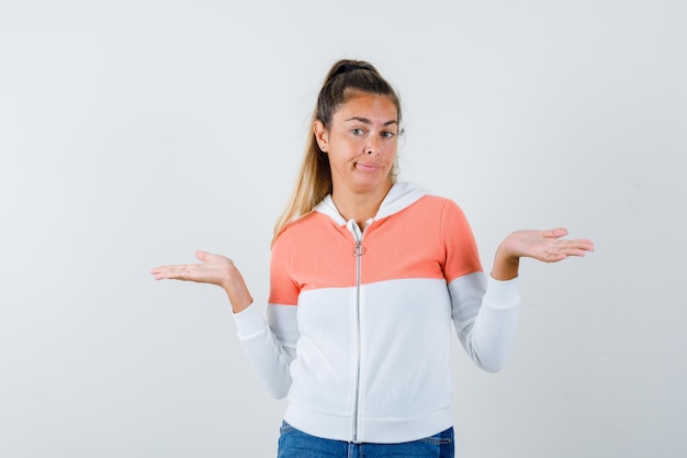 Foto gratuita chica joven expresiva posando en el estudio