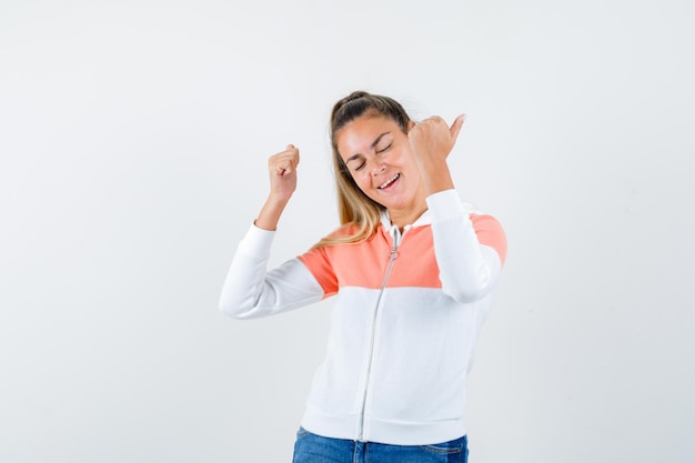 Chica joven expresiva posando en el estudio