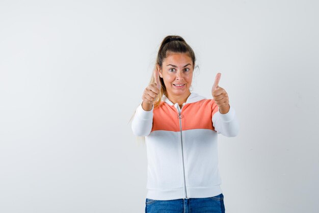 Chica joven expresiva posando en el estudio