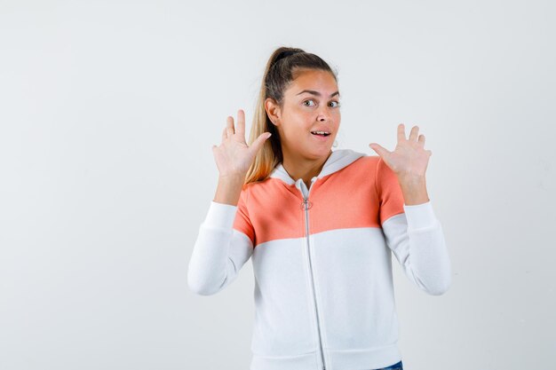 Chica joven expresiva posando en el estudio