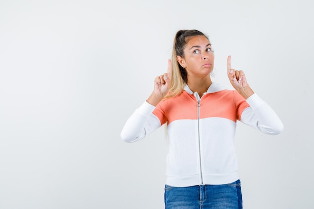 Chica joven expresiva posando en el estudio