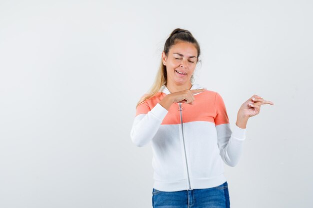 Chica joven expresiva posando en el estudio