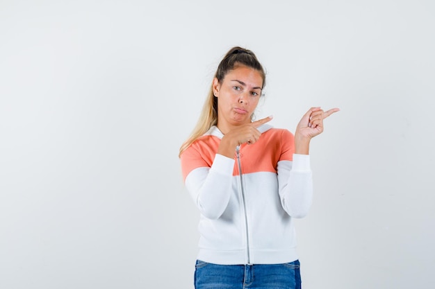 Chica joven expresiva posando en el estudio