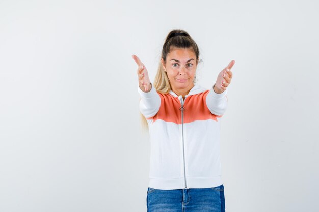 Chica joven expresiva posando en el estudio