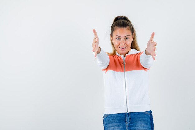 Chica joven expresiva posando en el estudio