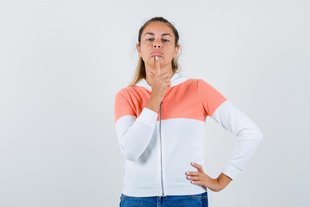 Chica joven expresiva posando en el estudio