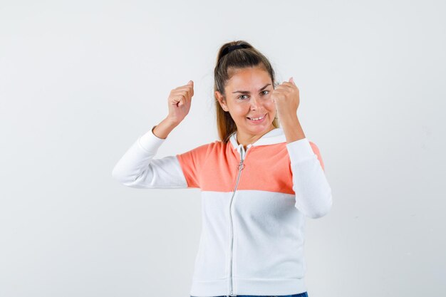 Chica joven expresiva posando en el estudio