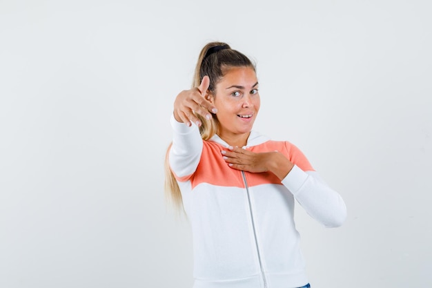 Chica joven expresiva posando en el estudio