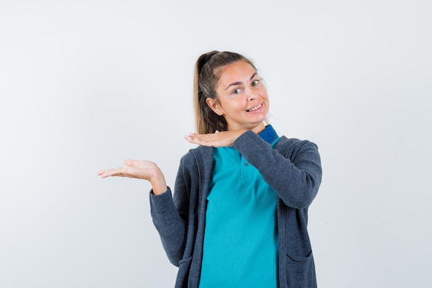 Chica joven expresiva posando en el estudio