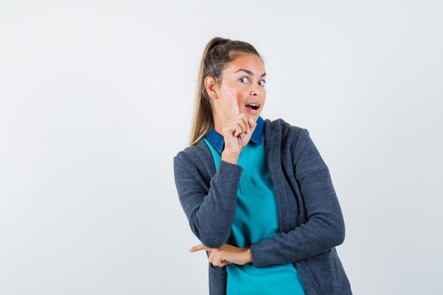 Chica joven expresiva posando en el estudio