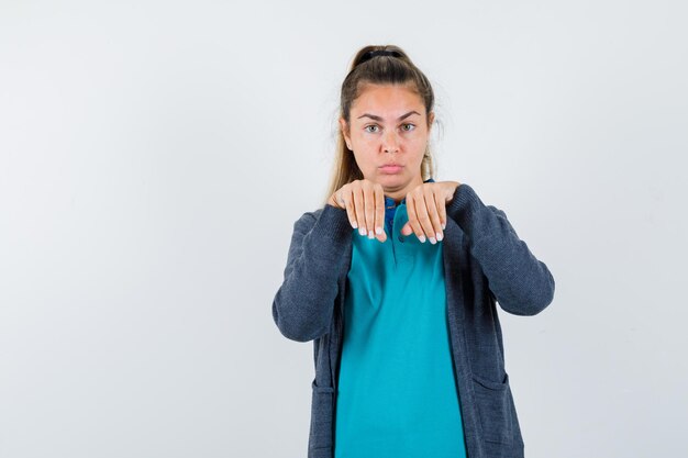 Chica joven expresiva posando en el estudio