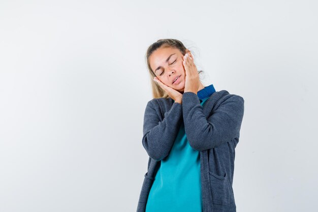 Chica joven expresiva posando en el estudio