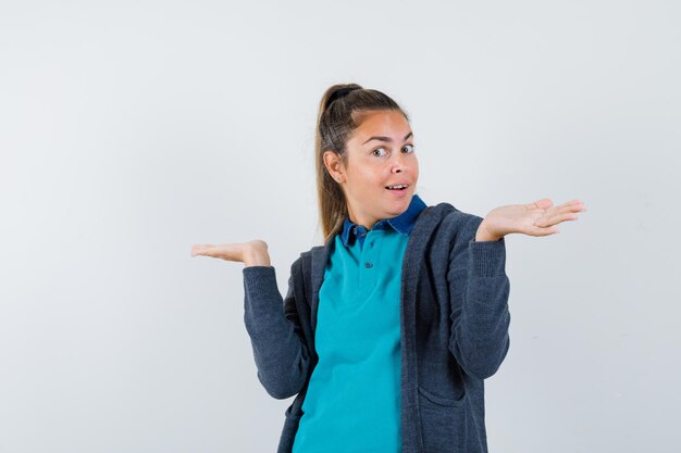 Chica joven expresiva posando en el estudio