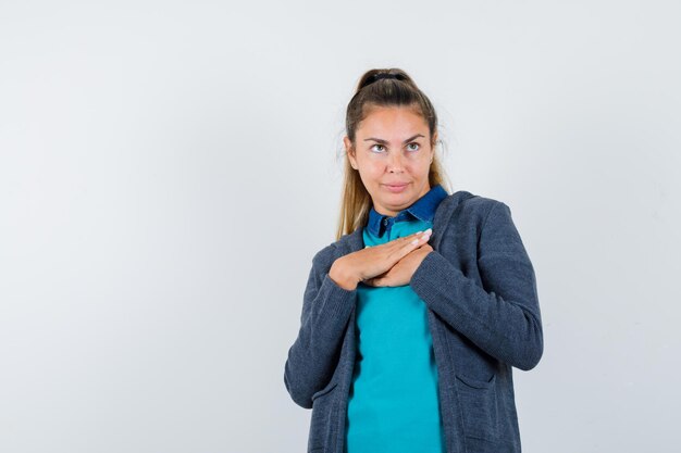 Chica joven expresiva posando en el estudio