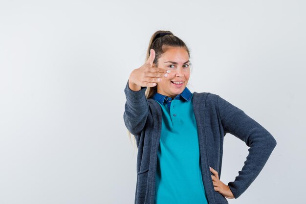 Chica joven expresiva posando en el estudio