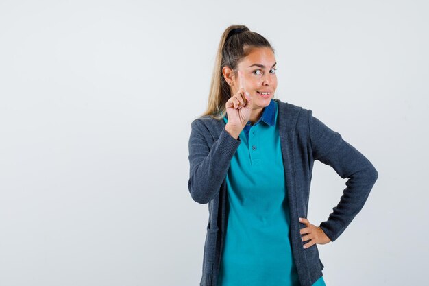 Chica joven expresiva posando en el estudio