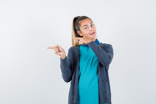 Chica joven expresiva posando en el estudio