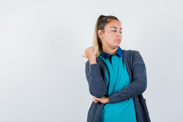 Chica joven expresiva posando en el estudio