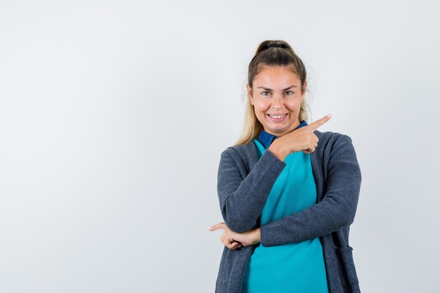 Foto gratuita chica joven expresiva posando en el estudio