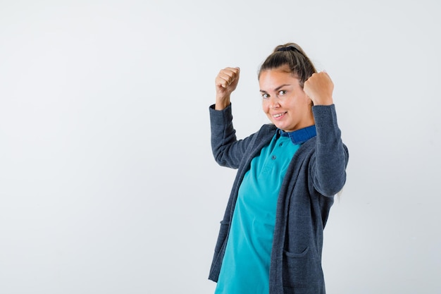 Chica joven expresiva posando en el estudio