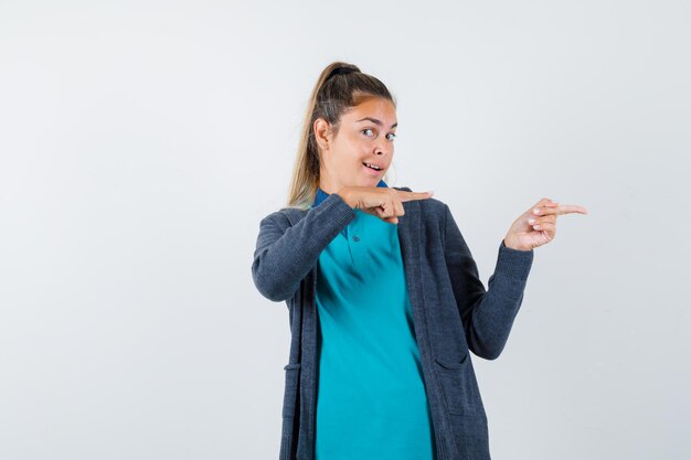 Chica joven expresiva posando en el estudio