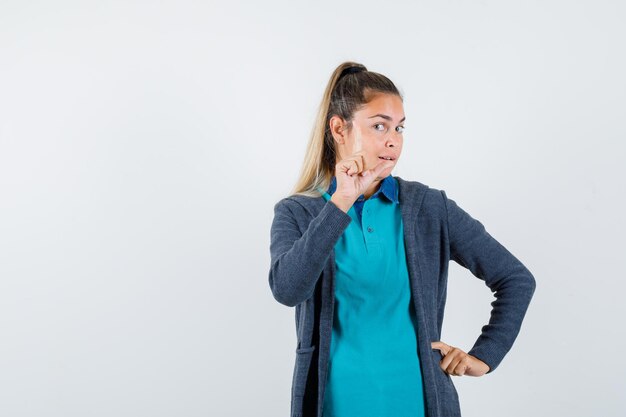 Chica joven expresiva posando en el estudio