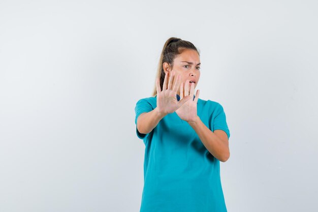 Chica joven expresiva posando en el estudio