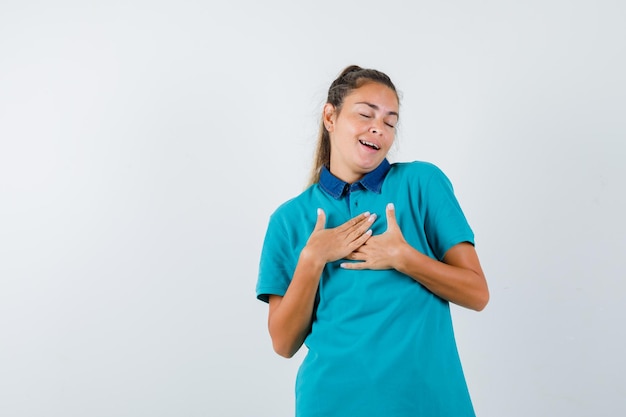 Chica joven expresiva posando en el estudio